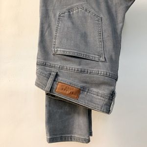 Grey Sezane grey jeans. Slim fit, low waist.